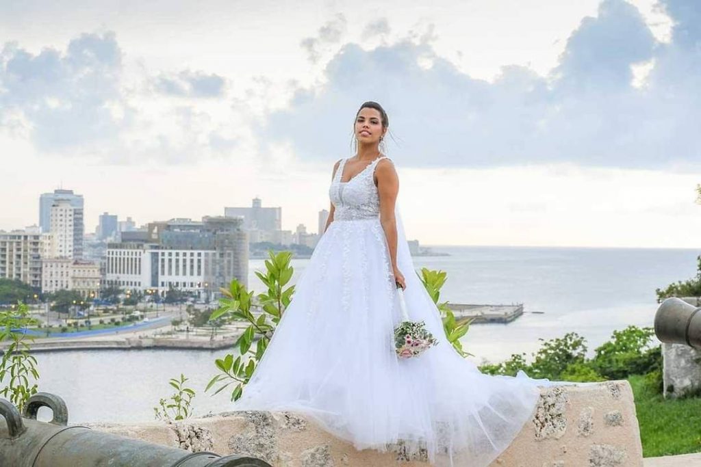 Novia boda cuba 2025 lugar divina pastora, retrato boda fondo Ciudad de la Habana.